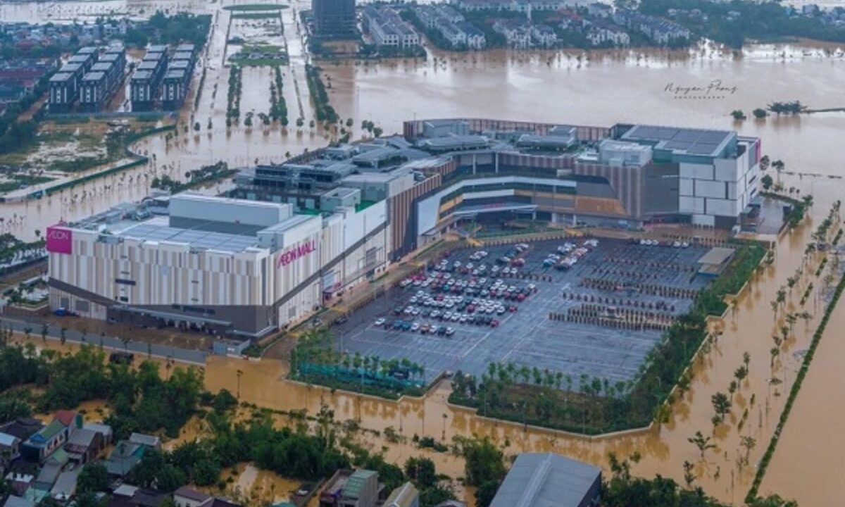 イオンモール・フエ、洪水被害を回避　避難所として地域住民を受け入れ